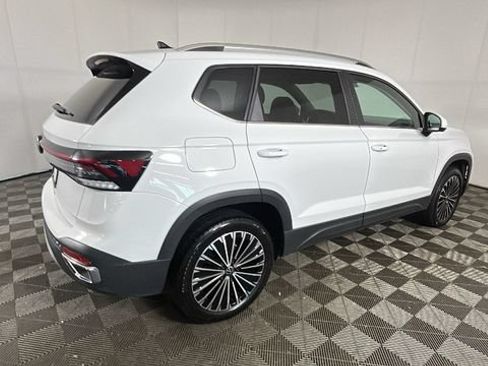 Used 2026 Volkswagen Taos SE FWD image 2