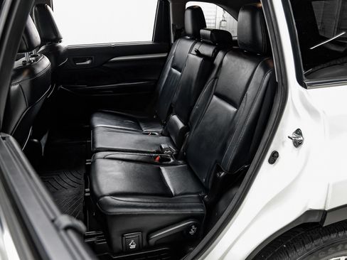 Used 2016 Toyota Highlander XLE FWD image 16