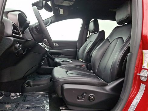 Used 2025 Chrysler Pacifica Select image 15
