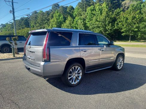 Used 2019 Cadillac Escalade Luxury AWD/4WD image 7