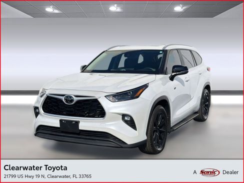 Used 2023 Toyota Highlander XLE FWD image 1