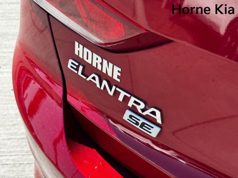 Used 2017 Hyundai Elantra SE image 28