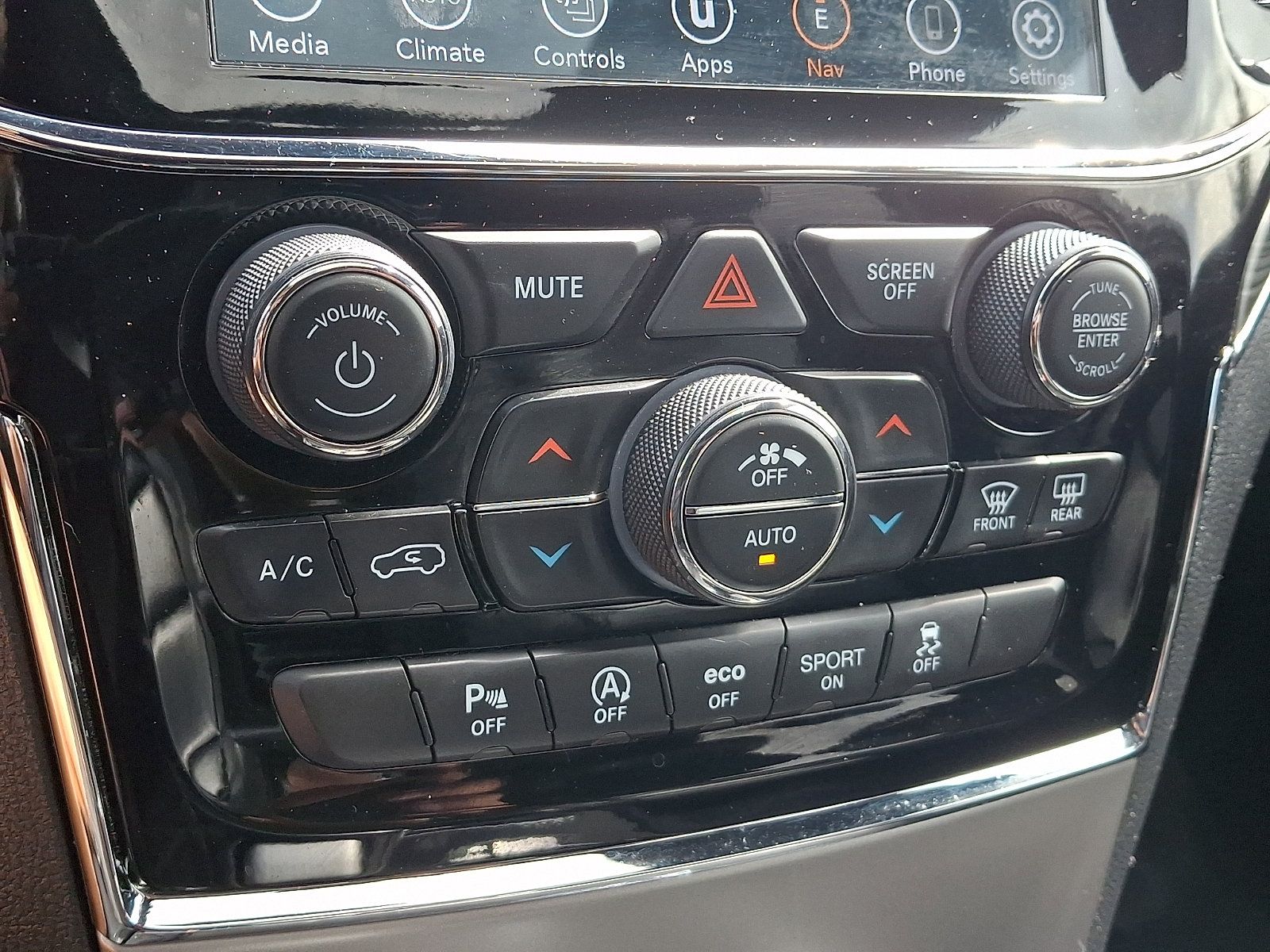 Used 2020 Jeep Grand Cherokee Limited AWD/4WD image 16
