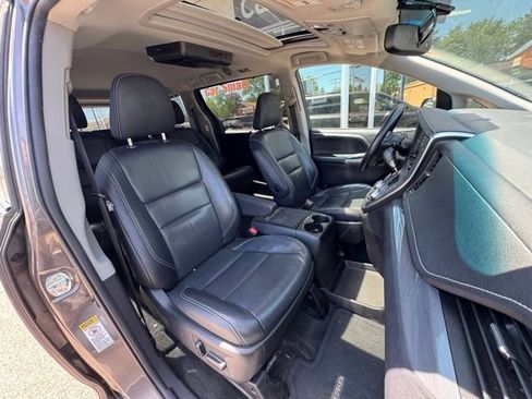 Used 2015 Toyota Sienna SE FWD image 11