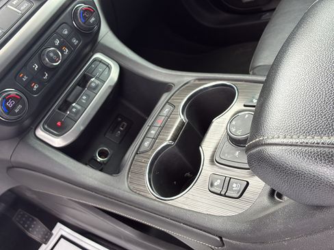 Used 2020 GMC Acadia SLT w/ Premium Package FWD image 33