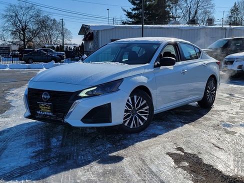 Used 2024 Nissan Altima 2.5 SV image 3