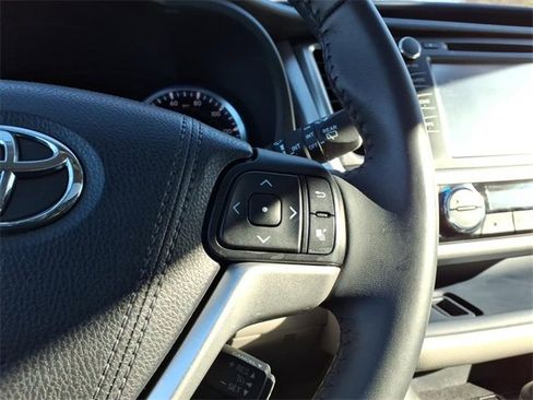 Used 2016 Toyota Highlander XLE image 18