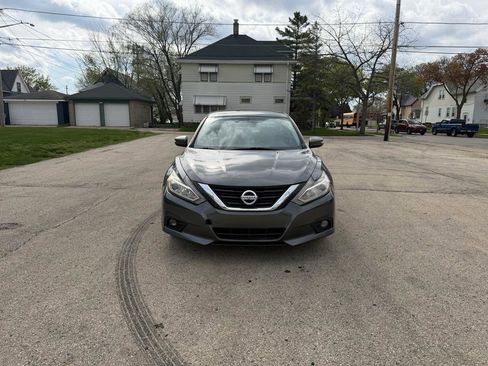 Used 2017 Nissan Altima 2.5 SL w/ Moonroof Package FWD image 2
