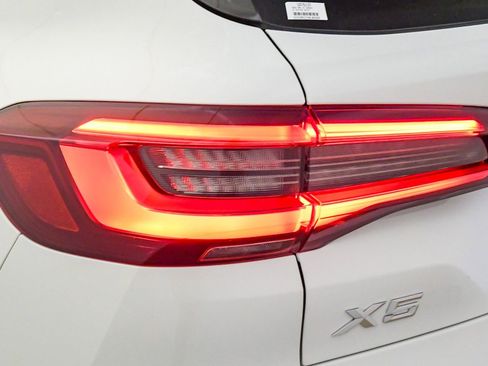 Certified 2022 BMW X5 xDrive40i w/ M Sport Package AWD/4WD image 11