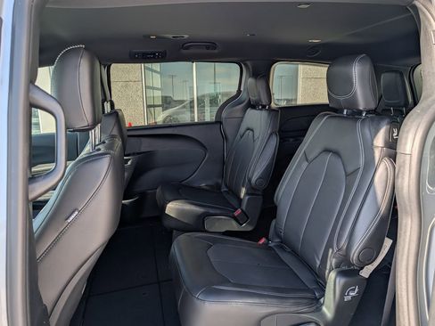New 2026 Chrysler Pacifica Select AWD/4WD image 6