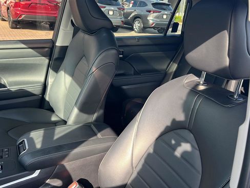 Certified 2024 Toyota Highlander XLE image 28