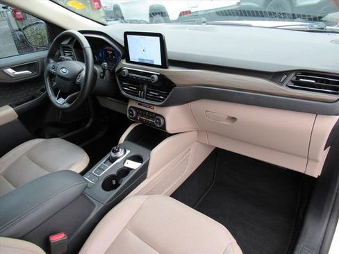 Used 2020 Ford Escape Titanium image 10