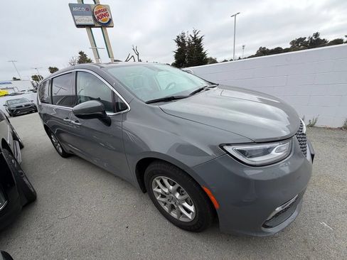 Used 2023 Chrysler Pacifica Touring-L FWD image 3