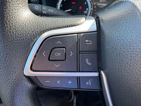 Used 2023 Toyota Highlander L image 18