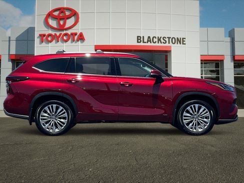 Certified 2026 Toyota Highlander Platinum AWD/4WD image 2