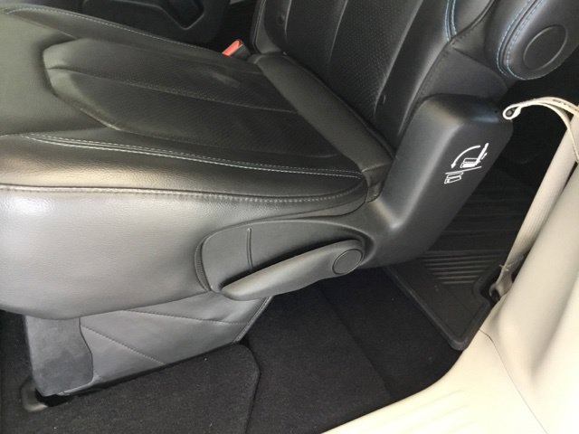 Used 2021 Chrysler Pacifica Touring-L FWD image 36