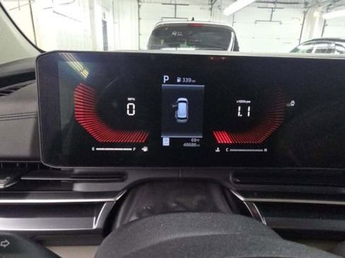 Used 2025 Kia Carnival FWD image 4