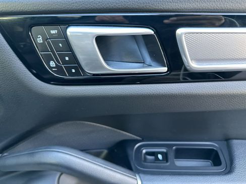 Used 2022 Porsche Cayenne Platinum Edition image 19