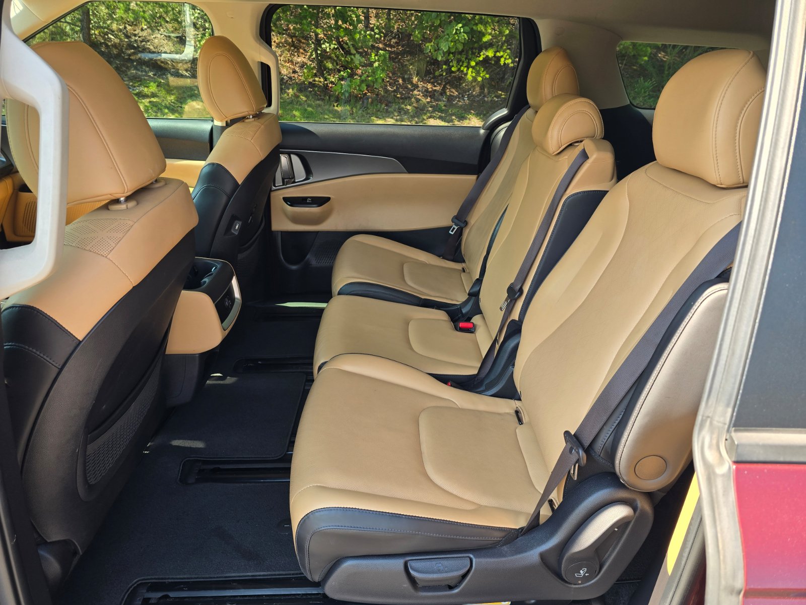 Used 2022 Kia Carnival LXS FWD image 11