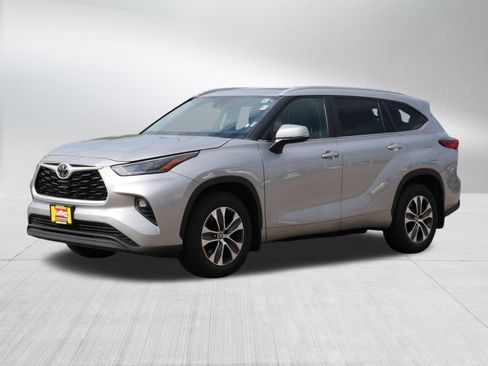 Used 2023 Toyota Highlander XLE AWD/4WD image 3