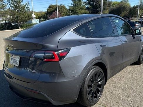 Used 2021 Tesla Model Y Long Range image 6