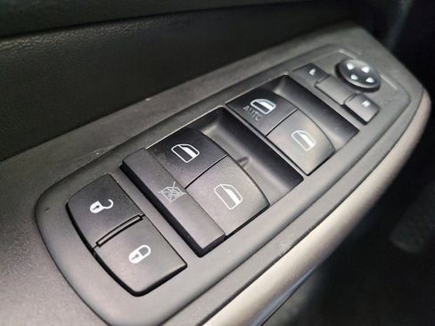 Used 2019 Jeep Cherokee Latitude w/ Cold Weather Group AWD/4WD image 27
