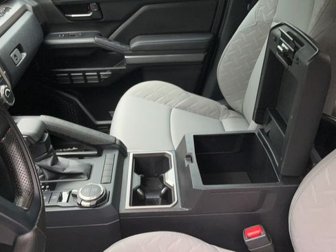 Used 2025 Toyota Tacoma SR5 AWD/4WD image 29