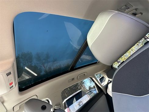 Used 2023 Volkswagen Taos SE image 34