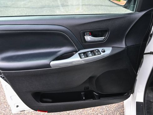Used 2017 Toyota Sienna SE FWD image 20