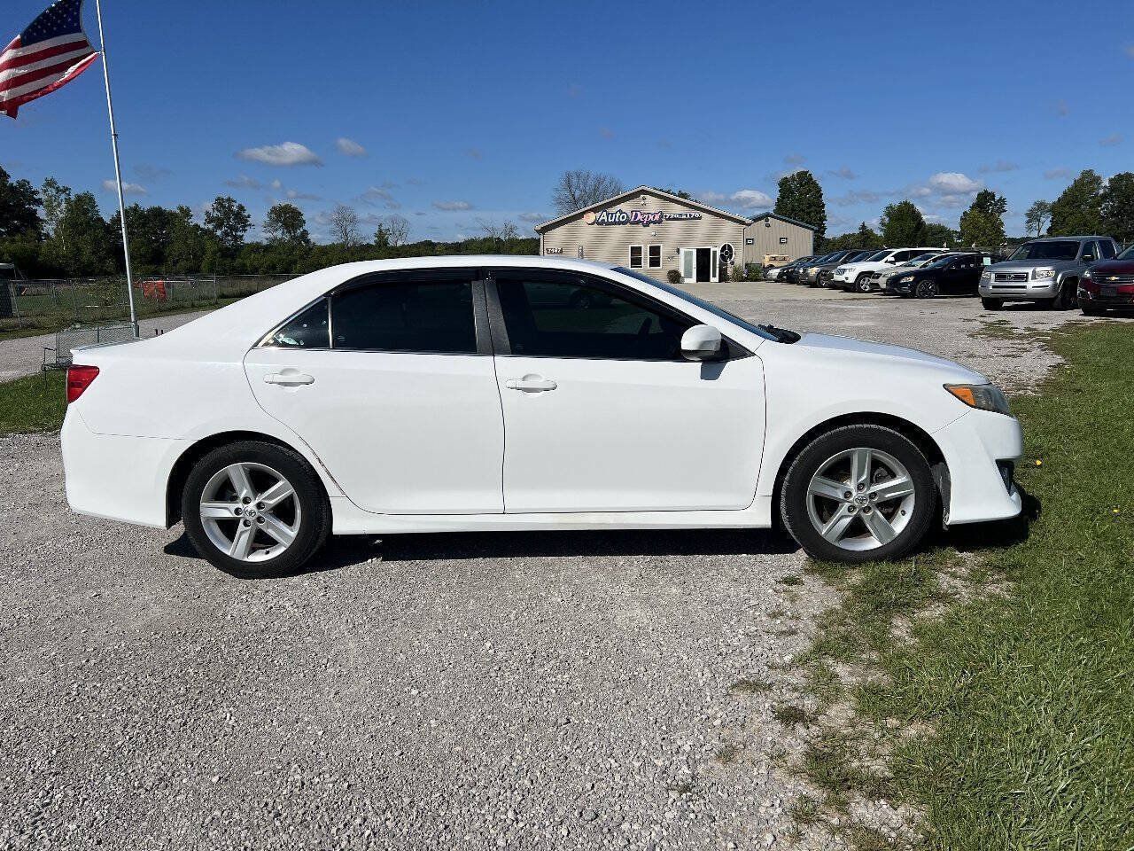 Used 2014 Toyota Camry SE FWD image 2