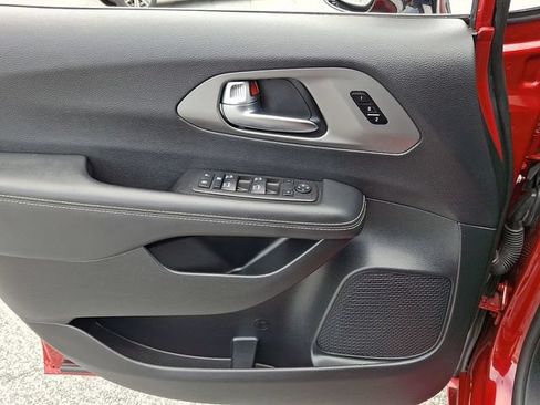 Used 2025 Chrysler Pacifica Select FWD image 13