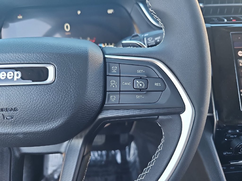Used 2023 Jeep Grand Cherokee Laredo X AWD/4WD image 17
