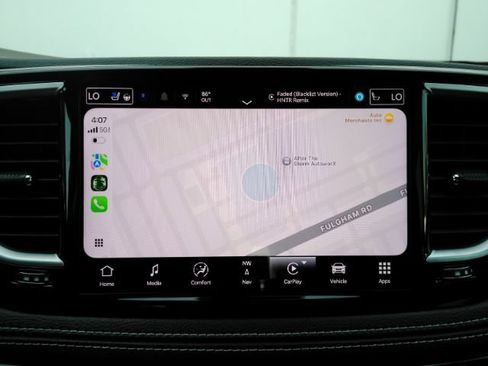 Used 2025 Chrysler Pacifica Limited FWD image 12