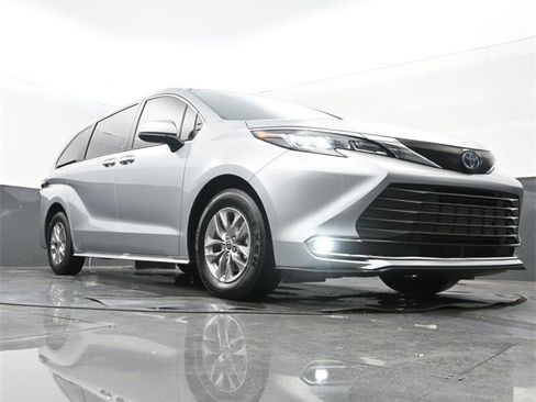 Used 2022 Toyota Sienna XLE image 27