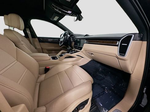 Used 2023 Porsche Cayenne Platinum Edition image 29