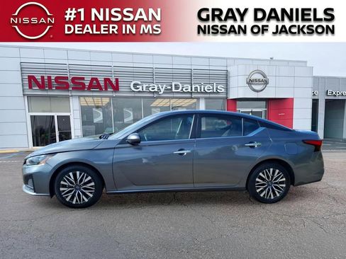 Used 2024 Nissan Altima 2.5 SV w/ SV Premium Package FWD image 4