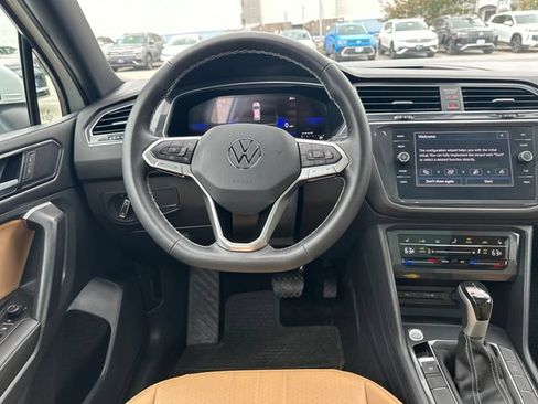 Certified 2023 Volkswagen Tiguan SE w/ Panoramic Sunroof Package AWD/4WD image 17
