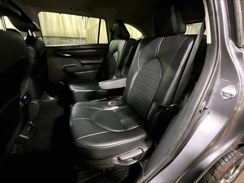 Used 2021 Toyota Highlander XLE image 21