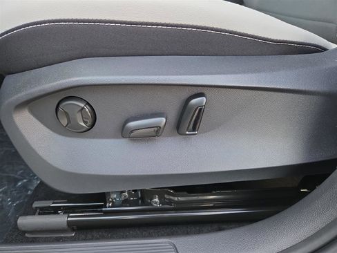 New 2025 Volkswagen Taos SE image 15