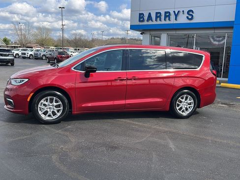 Used 2025 Chrysler Pacifica Select image 2