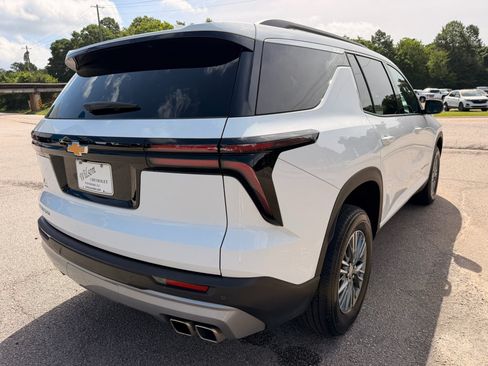 Used 2025 Chevrolet Traverse LT FWD image 6