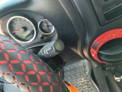 Used 2011 Jeep Wrangler Sahara w/ Connectivity Group AWD/4WD image 18