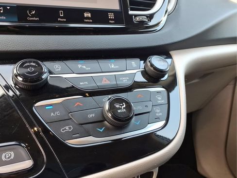 Used 2023 Chrysler Pacifica Touring-L FWD image 12