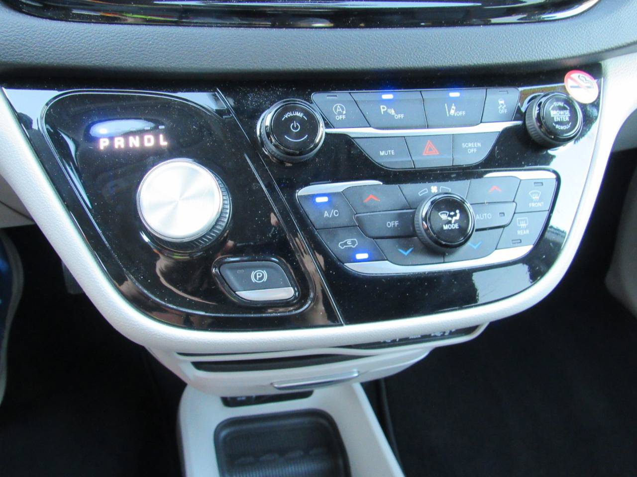 Used 2024 Chrysler Pacifica Touring-L FWD image 27