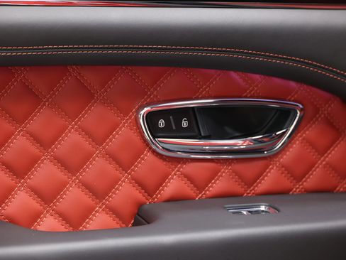Used 2022 Bentley Bentayga AWD/4WD image 59