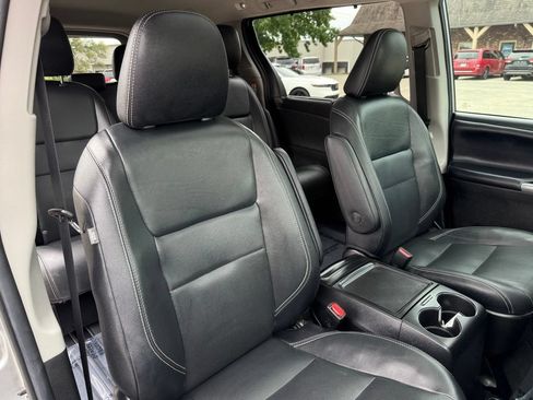 Used 2020 Toyota Sienna SE Premium w/ Nightshade Edition FWD image 27