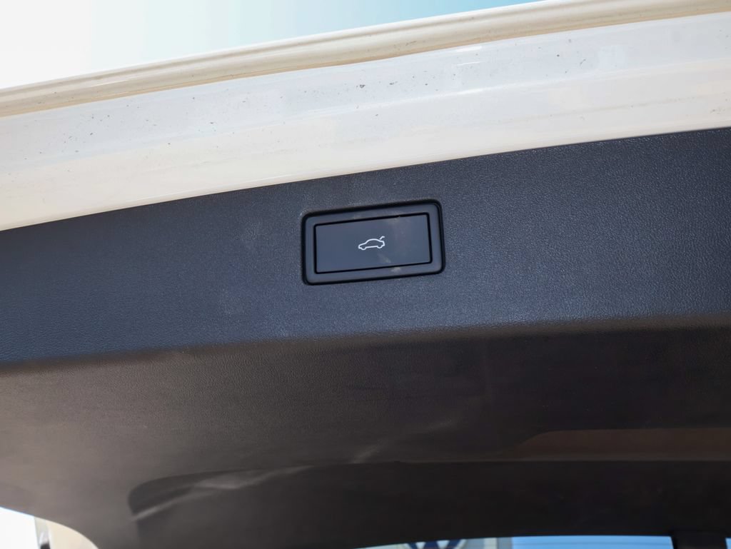 Certified 2025 Volkswagen Tiguan SE R-Line AWD/4WD image 11