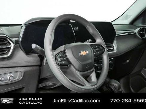 Used 2025 Chevrolet TrailBlazer LT AWD/4WD image 4
