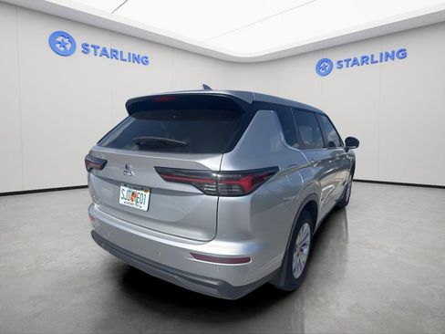 Used 2025 Mitsubishi Outlander ES FWD image 4