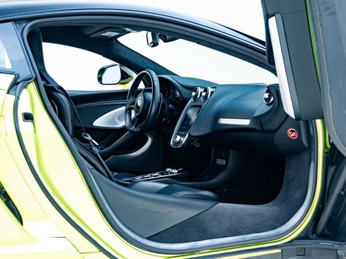 Used 2023 McLaren GT RWD image 31